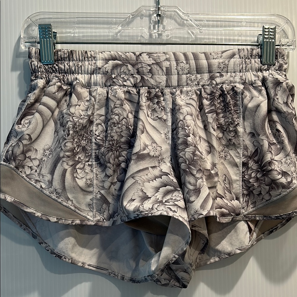 Lululemon Athletica SiZE 6 Hotty Hot Low-Rise Lined Short 2.5